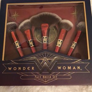 Luxie Wonder Woman Face Brush Set